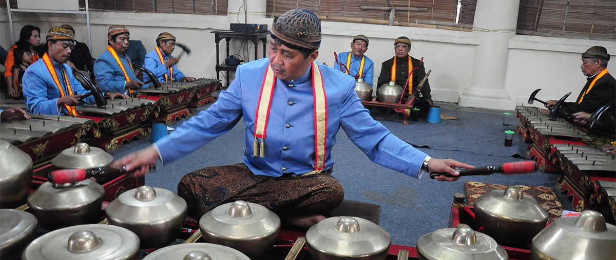 Soewito Wito Radyo playing the bonang of gamelan sekaten Kyai Guntur Sari, in Surakarta, Central Java. Photograph by Wawan Surajah, used by permission.